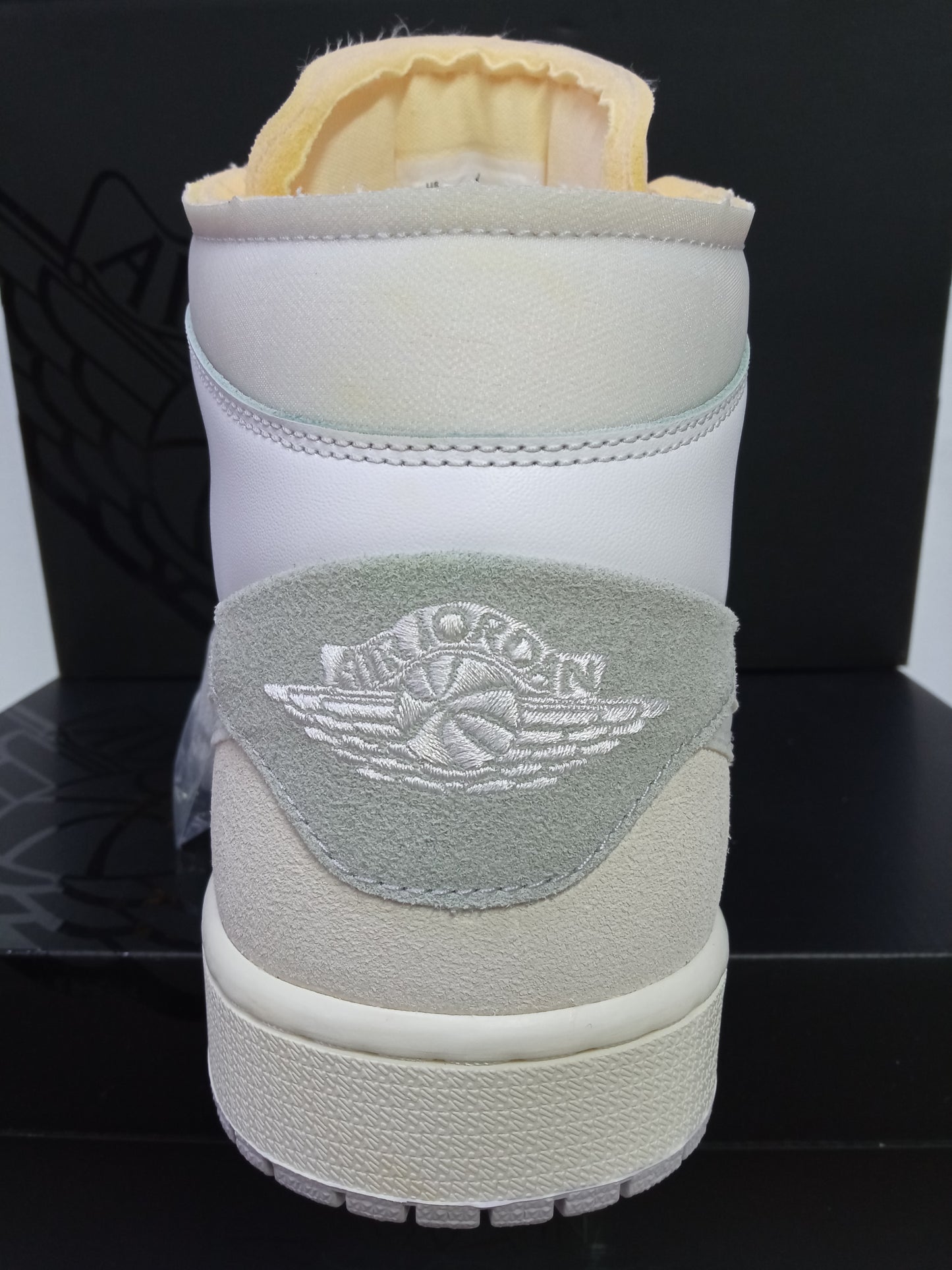 Air Jordan 1 Mid SE Craft ''Inside Out''