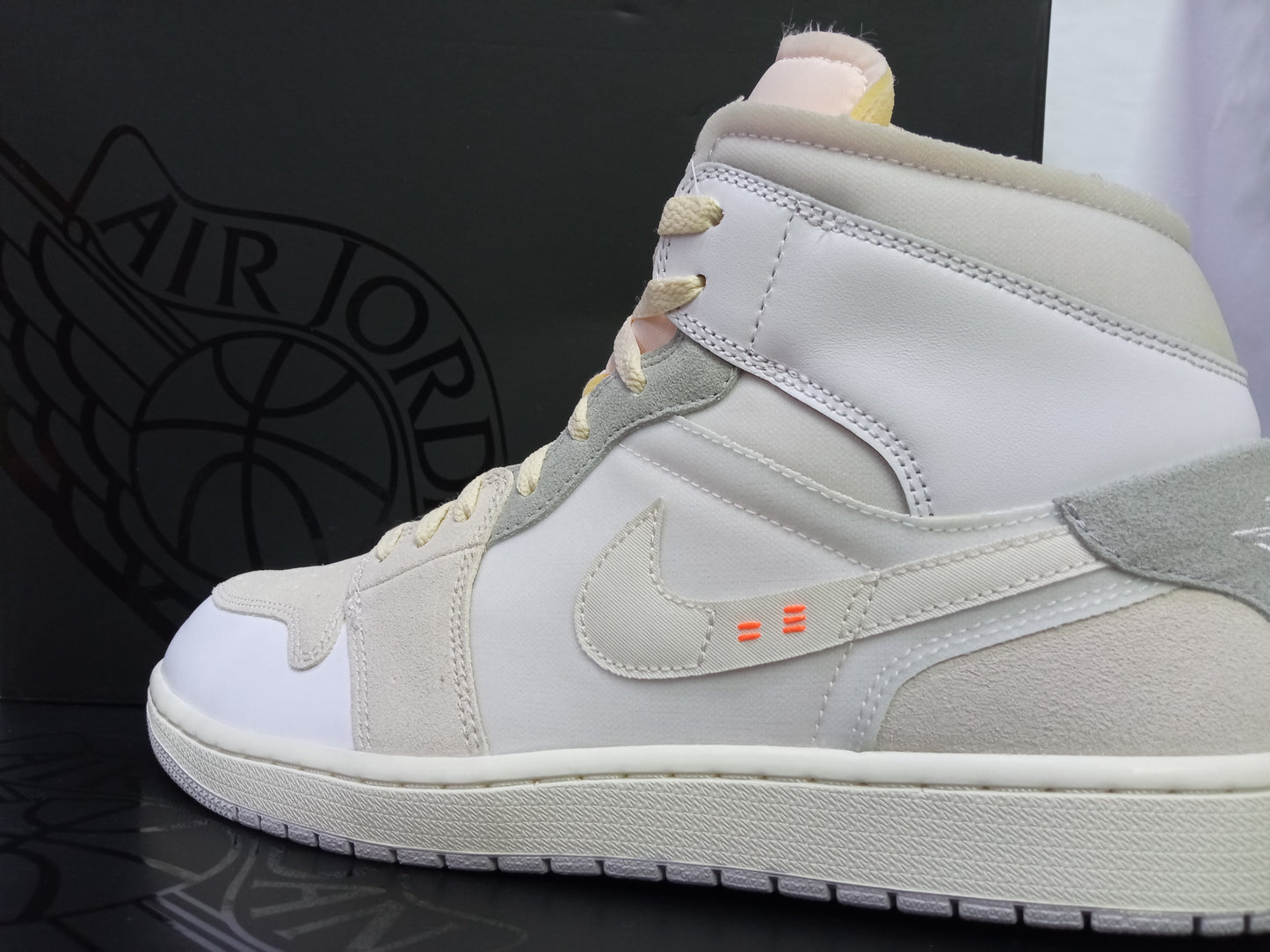 Air Jordan 1 Mid SE Craft ''Inside Out''