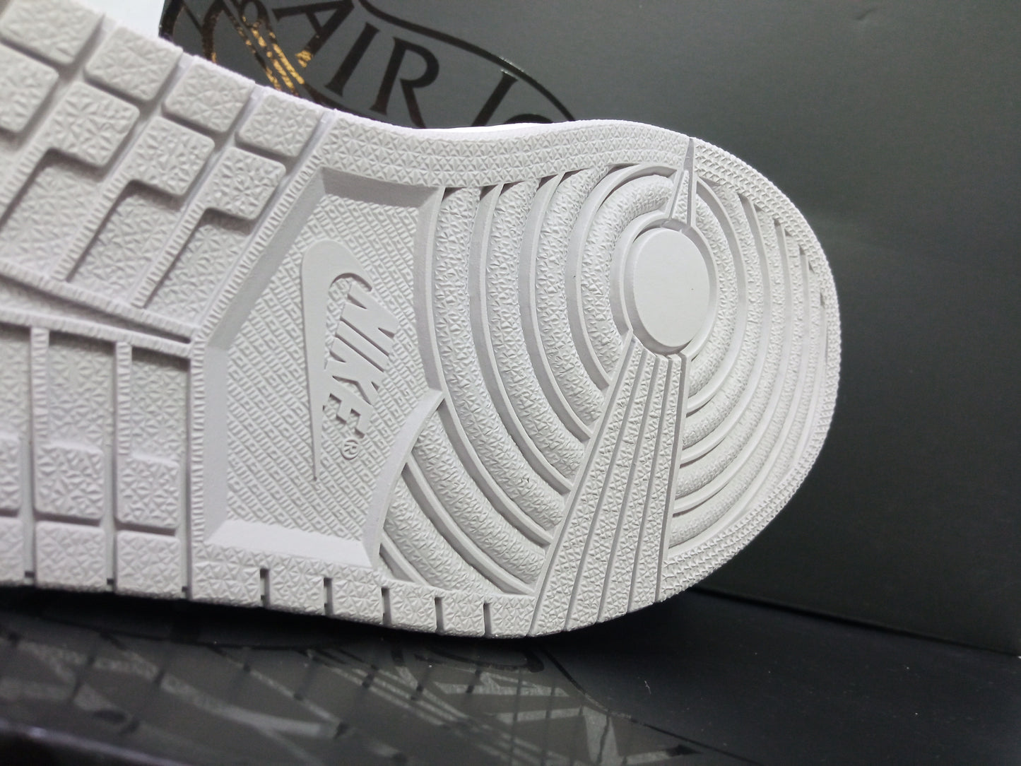 Air Jordan 1 Mid SE Craft ''Inside Out''