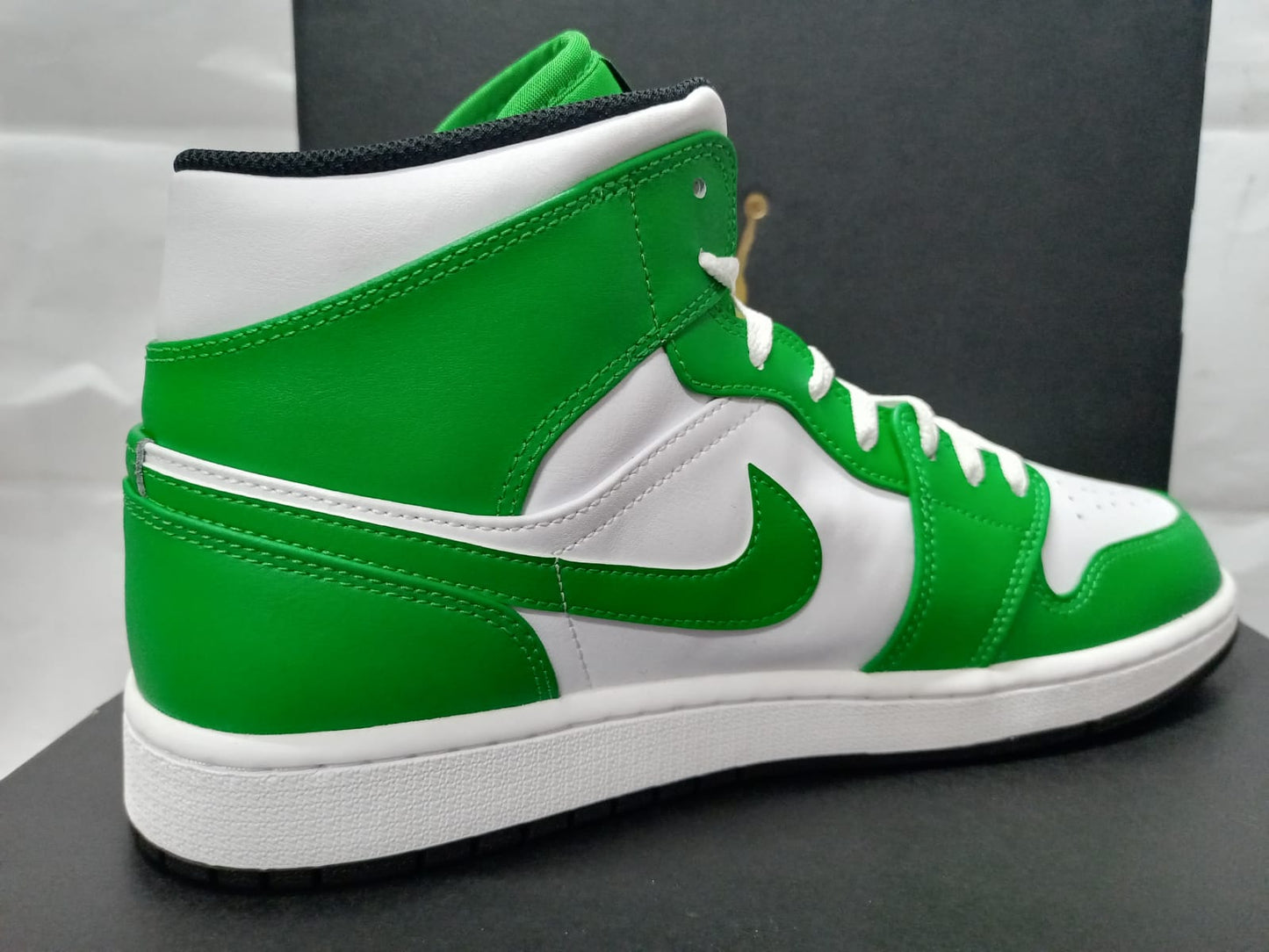 Air Jordan 1 Mid 'Lucky Green'