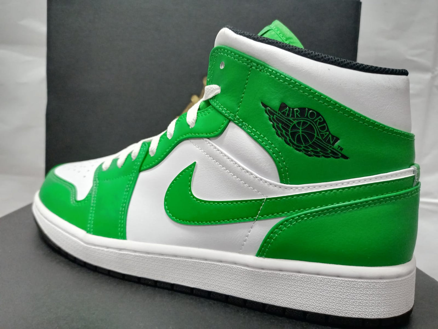 Air Jordan 1 Mid 'Lucky Green'