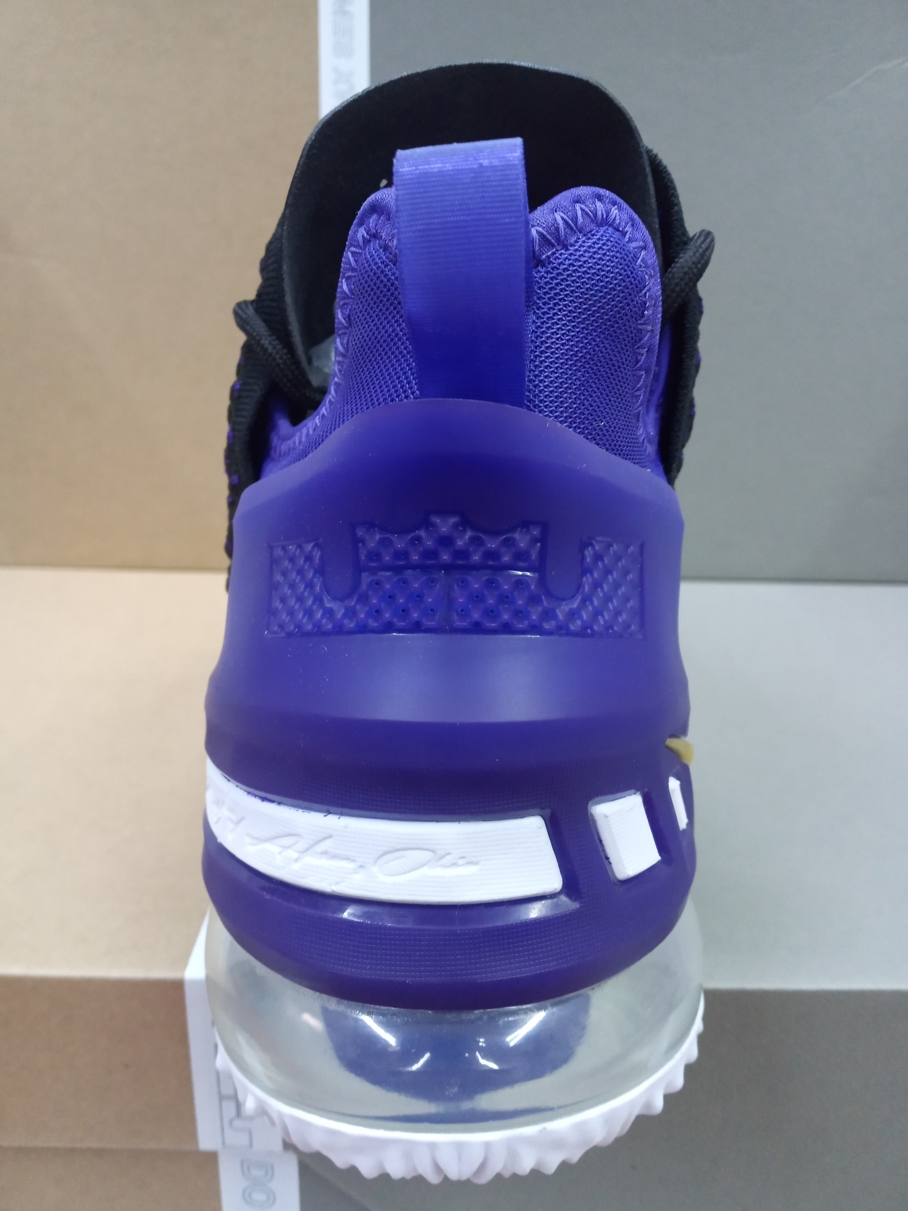 Nike LeBron 18 Lakers La Casa del Basquet