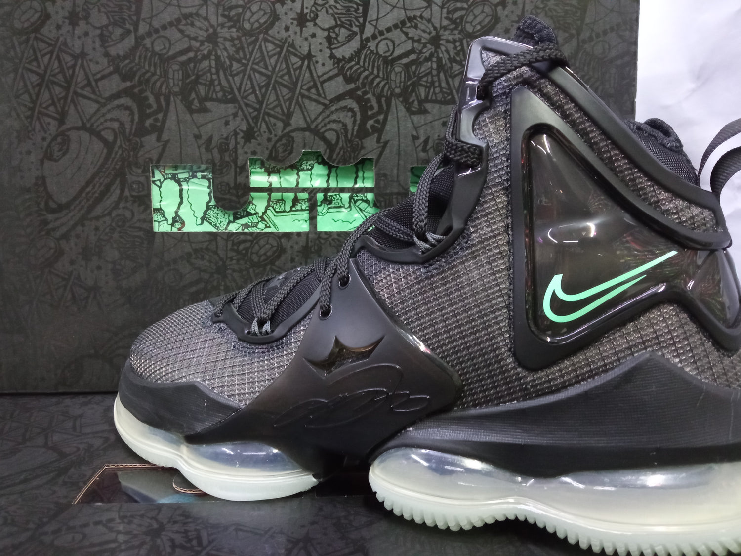 Nike LeBron 19 Black Green Glow La Casa del Basquet